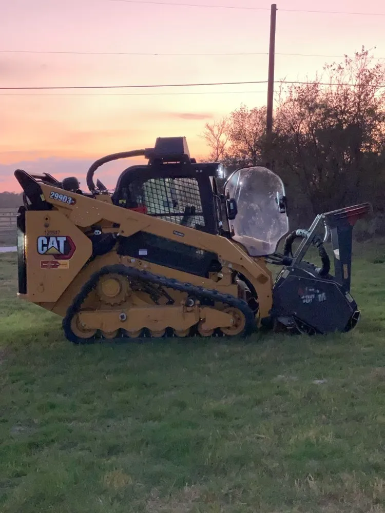 Local lawn mowing service for year-round maintenance across Italy, TX - Double B Land Services