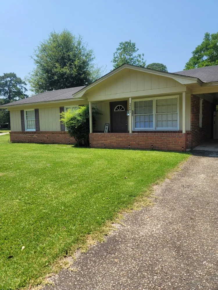 Custom yard cleanup service for beautiful yards across Mobile, AL - Double Trouble Lawn Care