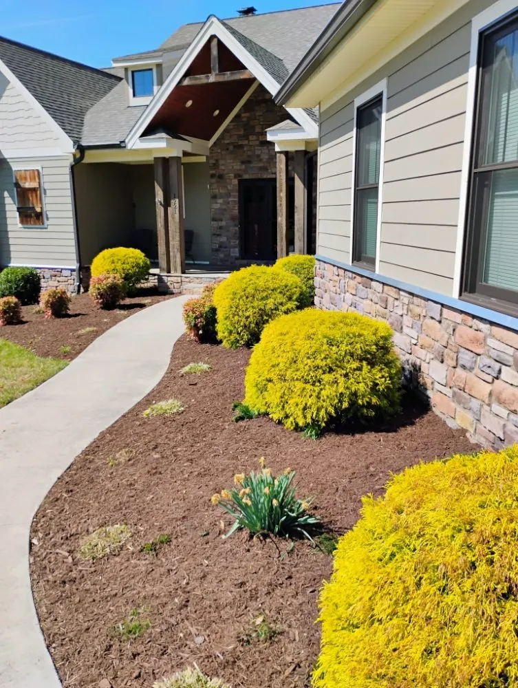 Custom lawn care service in Gretna, VA by Dougs Lawnz