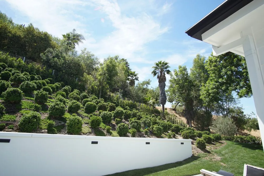 Expert lawn mowing service in Santa Clarita, CA - Doza Oaks Landscaping