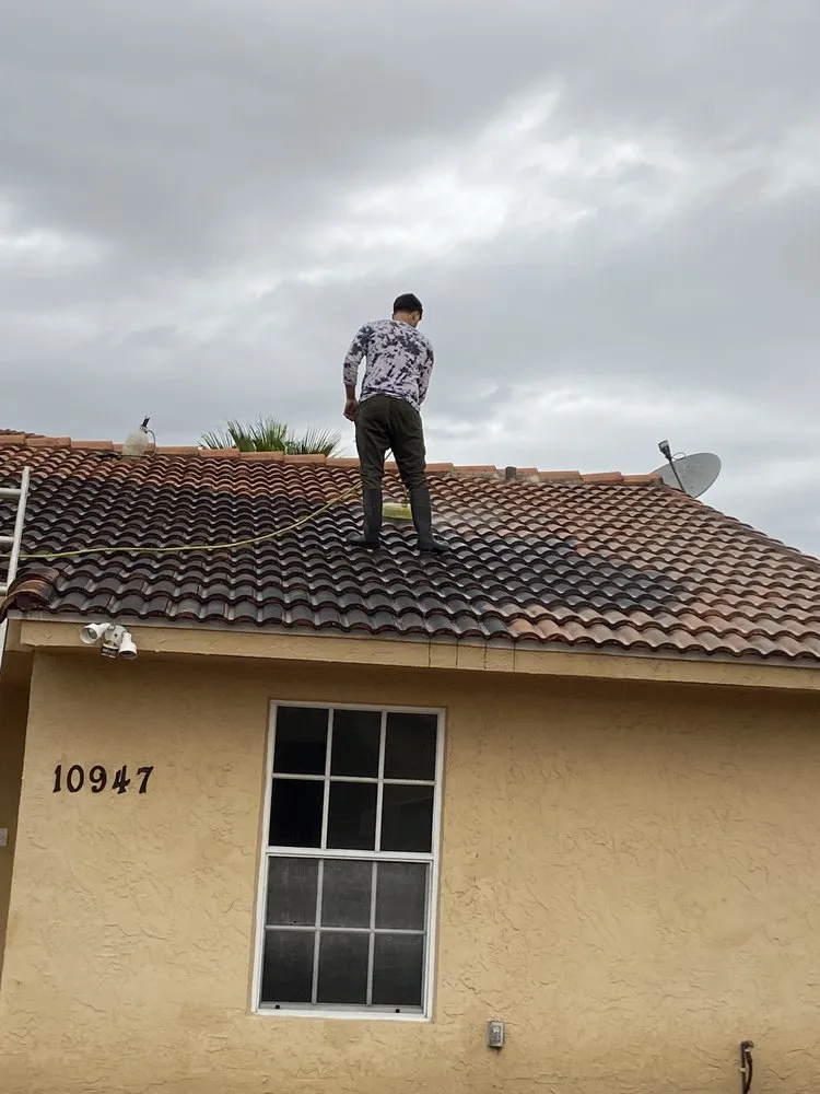 Custom lawn mowing service experts serving Miami, FL - D&R Lawn Care Service