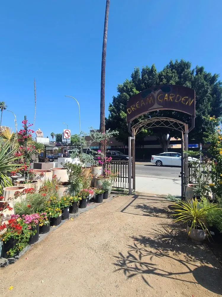 Custom outdoor landscaping experts serving Los Angeles, CA - Dream Garden