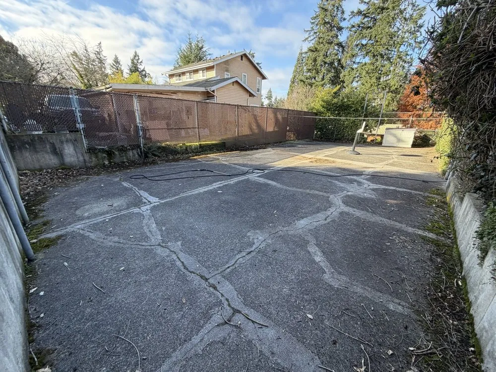 Affordable lawn mowing service for beautiful yards in Kirkland, WA by Dream Landscaping