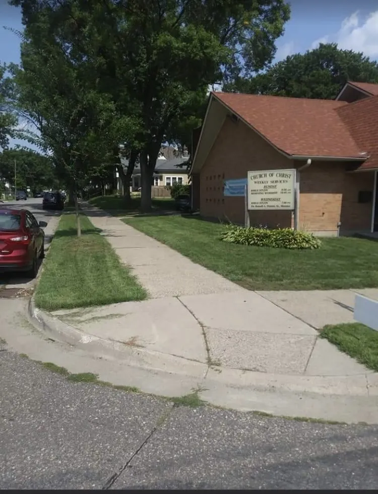 Professional yard cleanup service in Minneapolis, MN by Dreamer’s Lawn Service