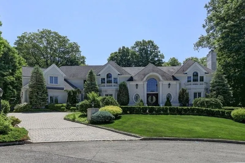 Custom residential landscaping for homes in Hazlet, NJ by DreamScapes Landscaping