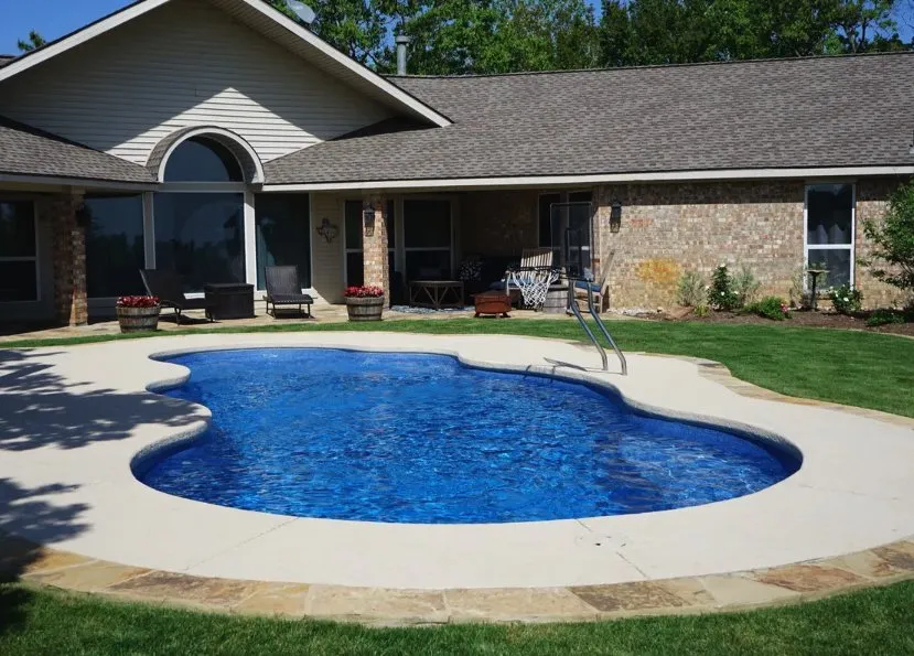 Local yard cleanup service in Pittsburg, TX by DreamScapes Oasis & Outdoors