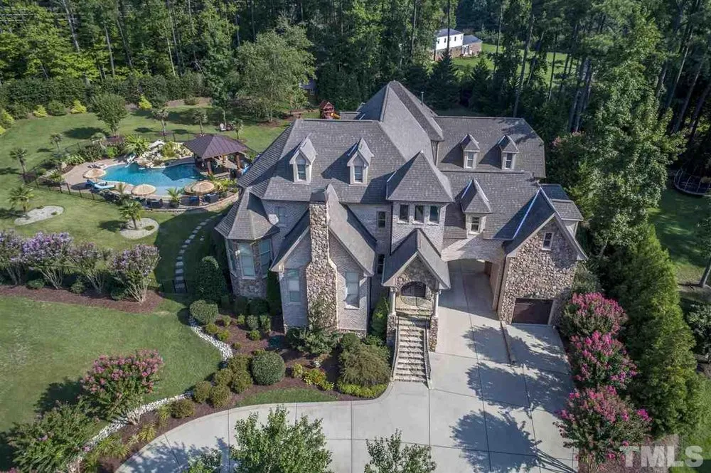 Expert lawn care service in Raleigh, NC by Dreamscapes