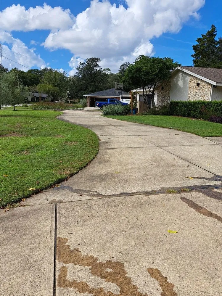 Top-rated lawn care service in Ocala, FL by DreamTeam Cleaning