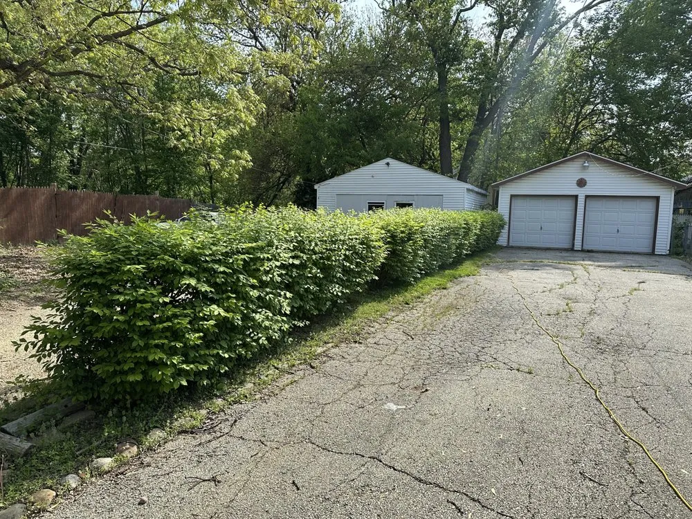 Professional lawn mowing service in West Peoria, IL by Drew’s Lawn Care