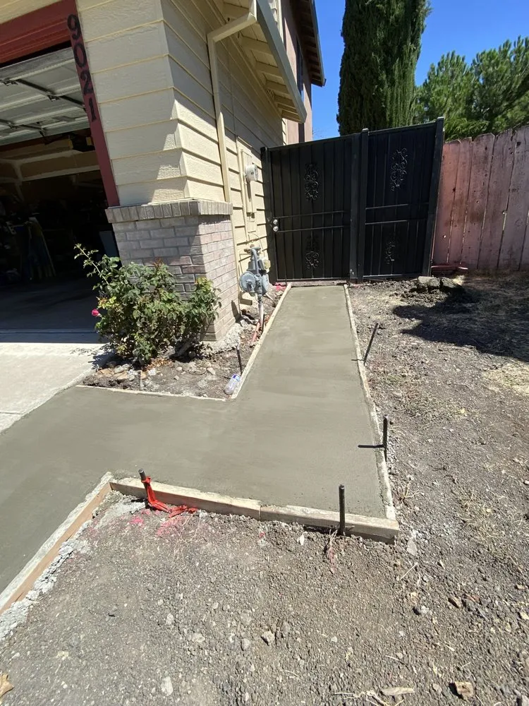 Custom residential landscaping in Brentwood, CA by DT Construction