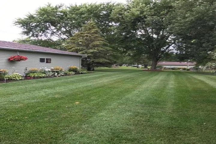 Expert lawn mowing service experts serving Oak Creek, WI - Duane's Lawn Care