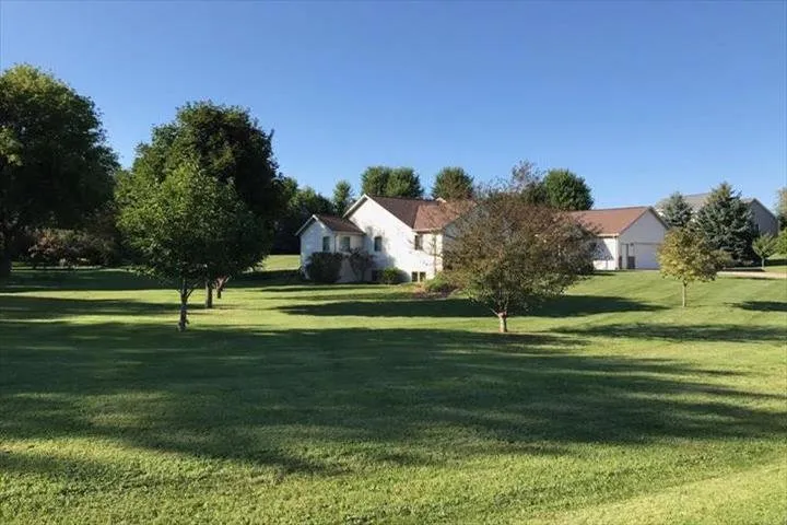 Expert garden landscaping in Oak Creek, WI by Duane's Lawn Care