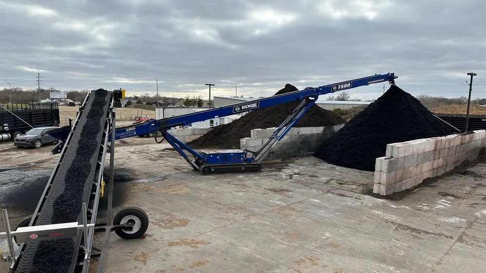 Local lawn care service experts serving Lincoln, NE - Dudley's Dew-Right Tree & Mulch