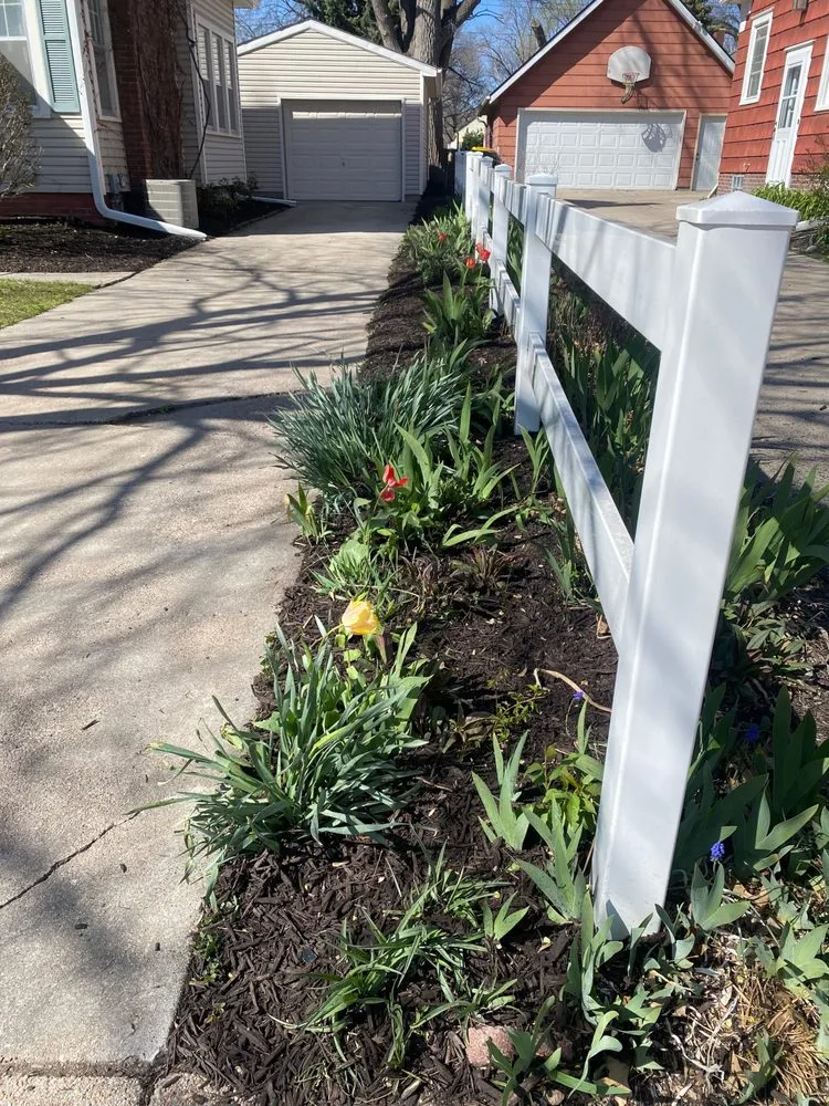 Local lawn care service experts serving Lincoln, NE - Dudley's Dew-Right Tree & Mulch