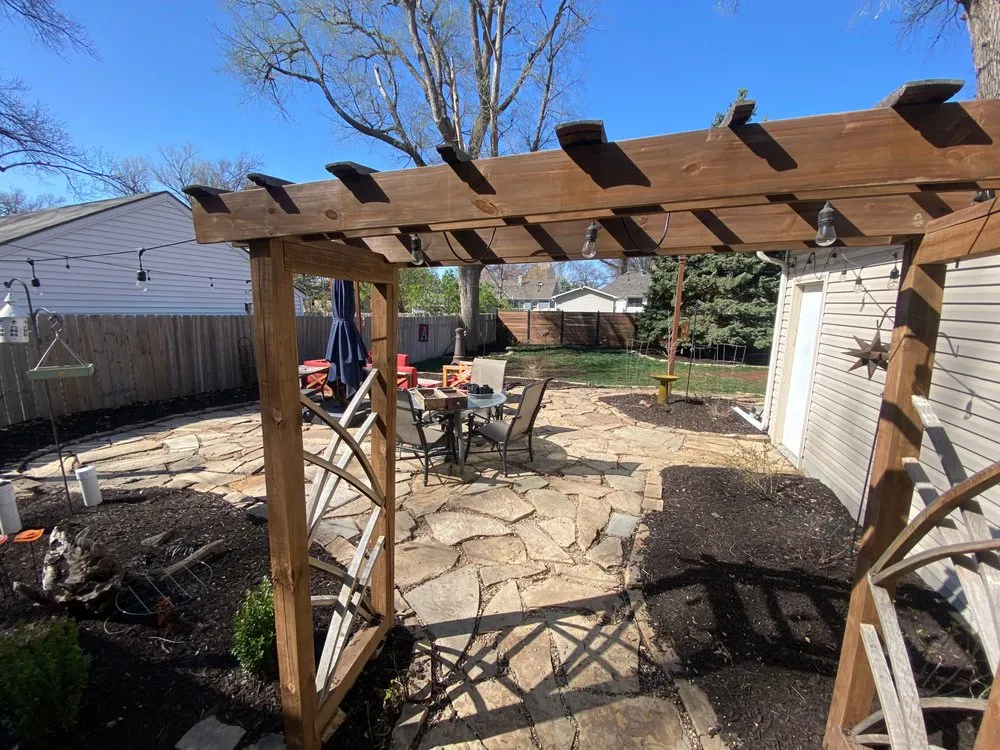 Reliable lawn care service with custom design across Lincoln, NE - Dudley's Dew-Right Tree & Mulch