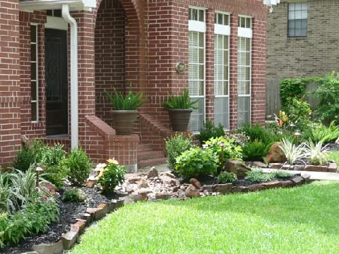 Custom garden landscaping in Dickinson, TX by Dues Landscaping