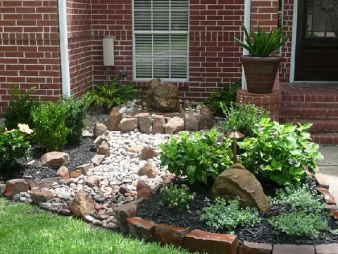 Custom yard maintenance for homes across Dickinson, TX - Dues Landscaping