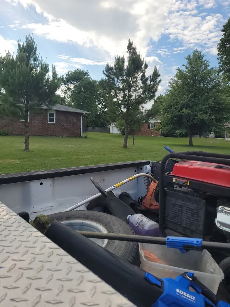 Custom lawn care service experts serving Lebanon, MO - Duff's Handyman