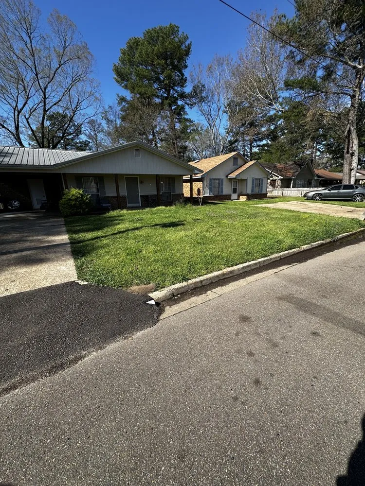 Custom yard maintenance in Brandon, MS by Dukes Landscaping