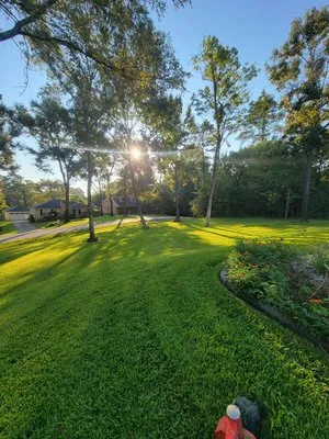 Duke’s Lawn Care Logo