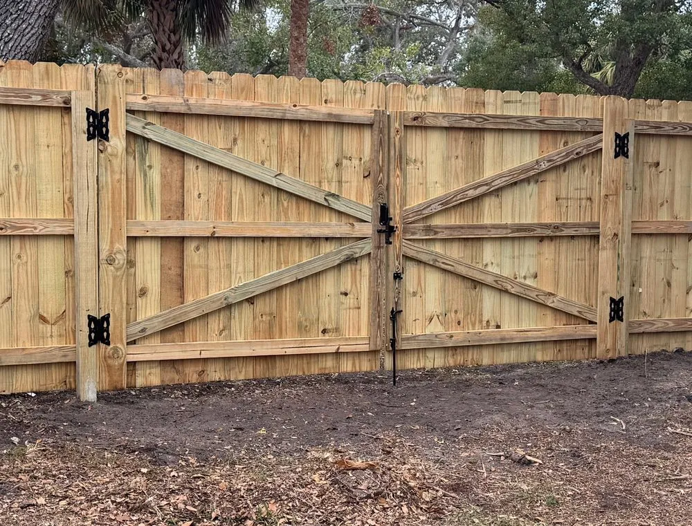 Local yard cleanup service for year-round maintenance across Tampa, FL - Dun Rite Fencing