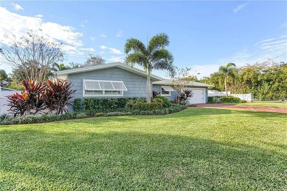 Custom lawn mowing service in Dunedin, FL - Dunedin Lawn Pros