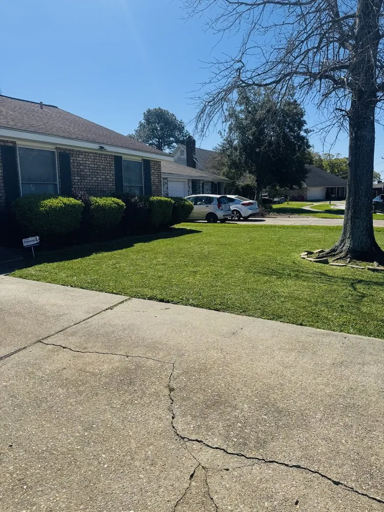 Trusted yard maintenance for residential properties in Gretna, LA by DunnRight Lawncare Service & Car Washing