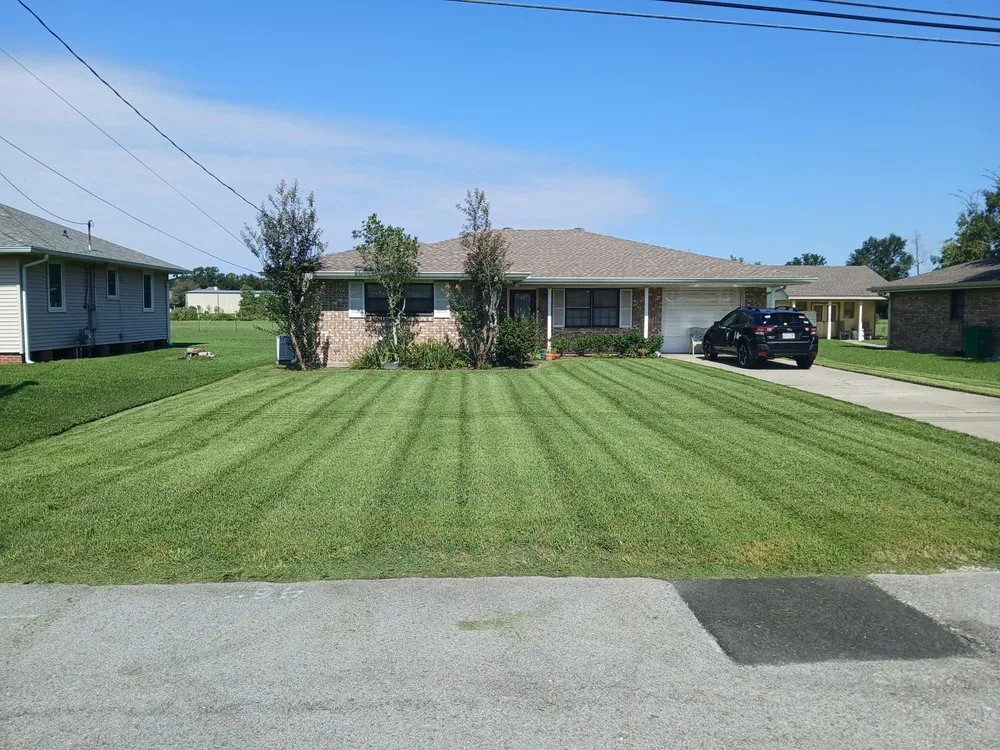 Reliable yard maintenance in Laplace, LA by Dupre’ Lawn & Gardening Services