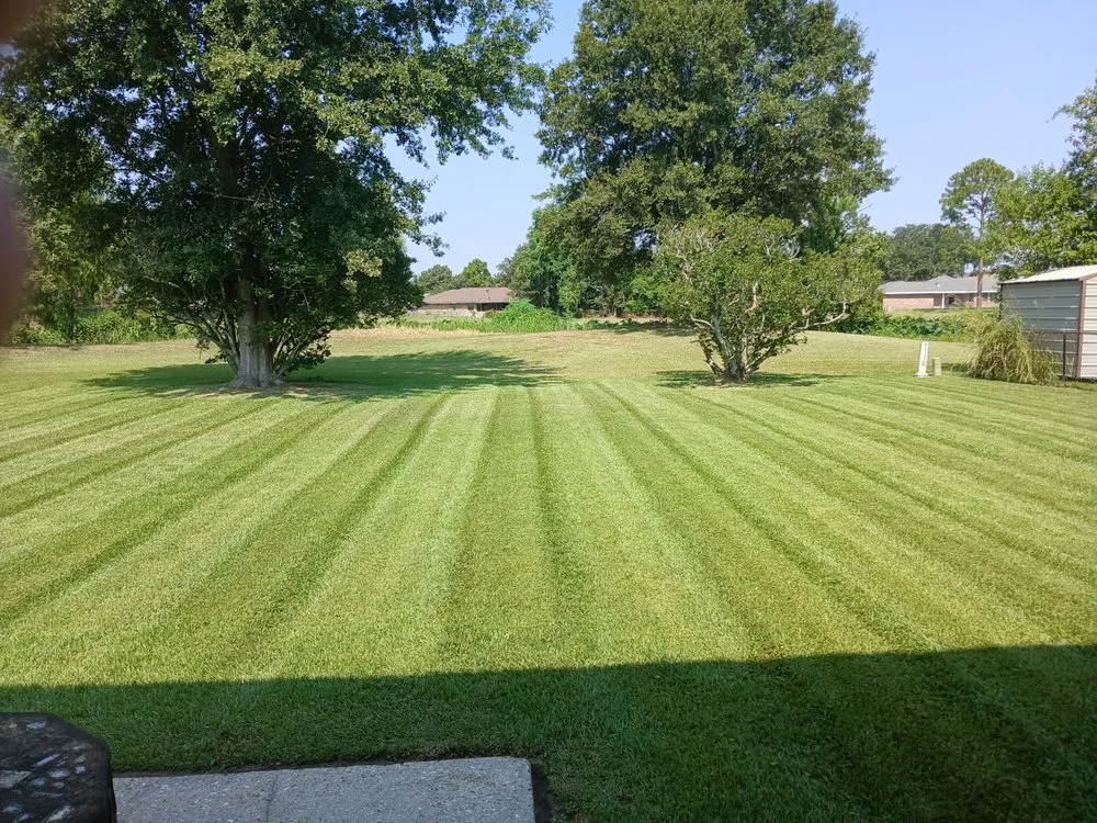 Local lawn care service with custom design across Laplace, LA - Dupre’ Lawn & Gardening Services