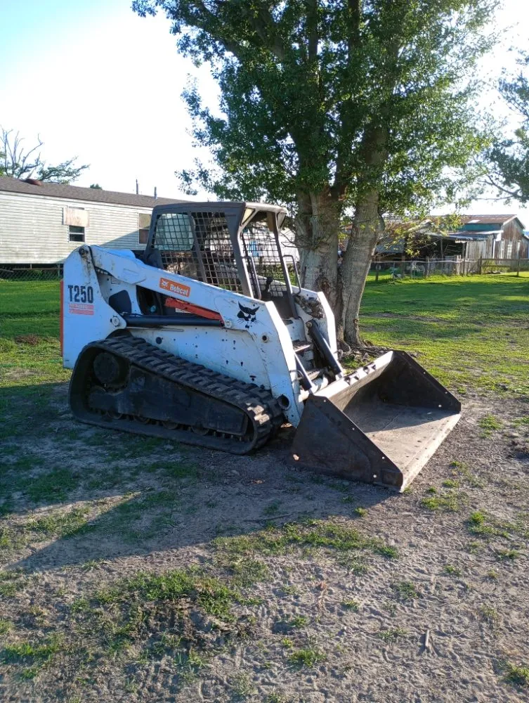 Custom outdoor landscaping with custom design in Galliano, LA by Dupree's Lawn Service