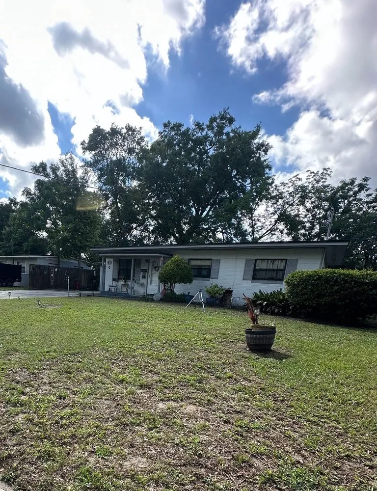 Top-rated lawn care service experts serving Jacksonville, FL - Duque Landscaping