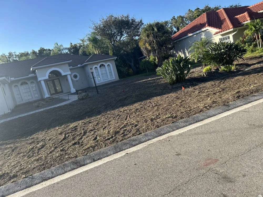 Custom yard maintenance in Palmetto, FL by Dusk 2 Dawn