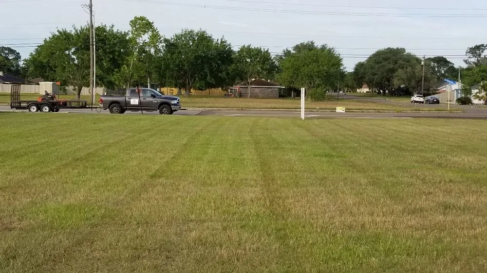 Top-rated lawn mowing service in Victoria, TX by Dusty Truck Landscaping