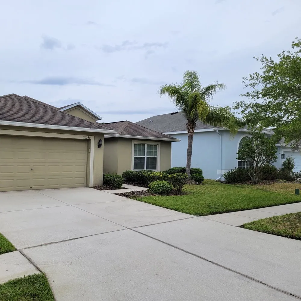 Local lawn mowing service experts serving Valrico, FL - D&V Lawn Services And More