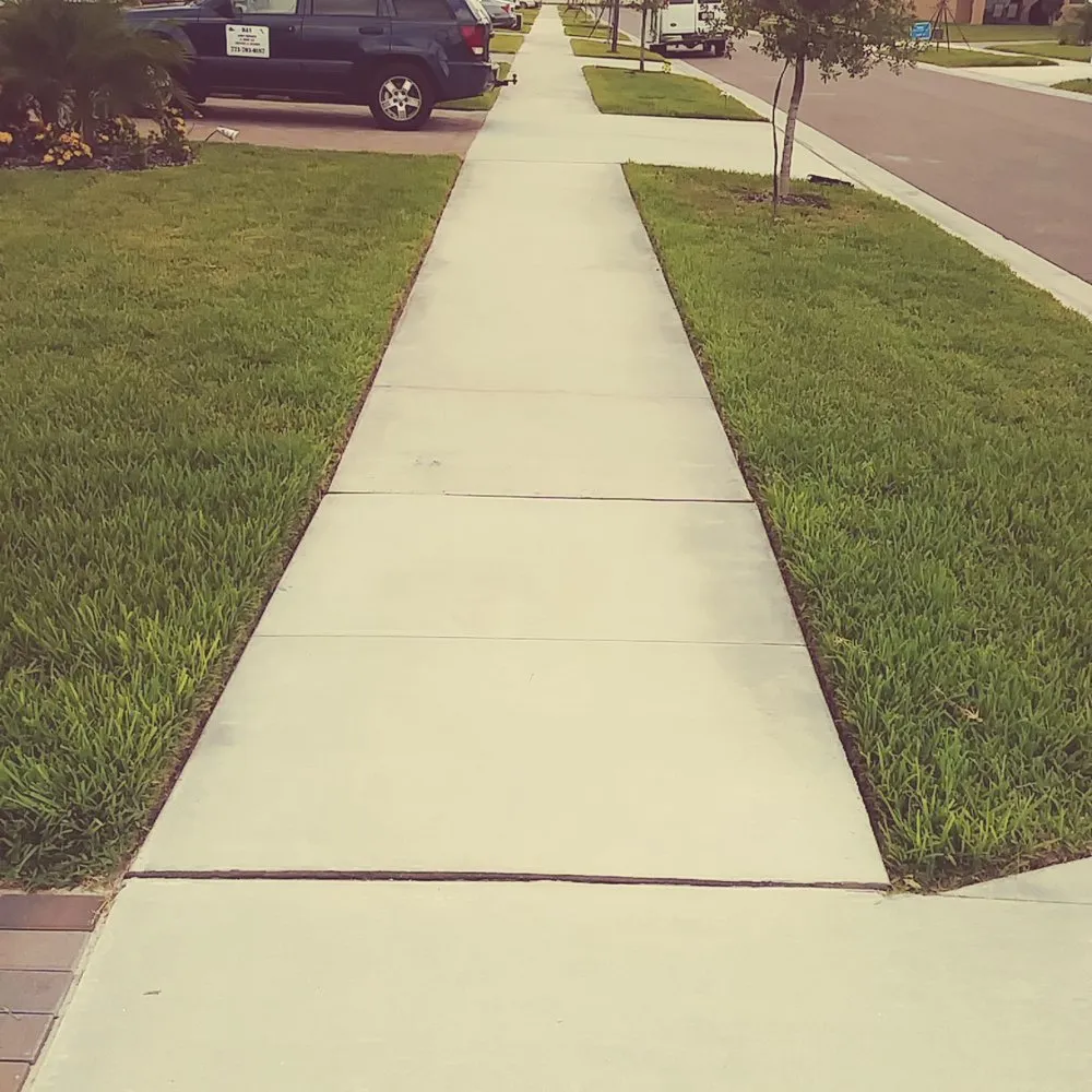 Custom lawn mowing service in Valrico, FL - D&V Lawn Services And More