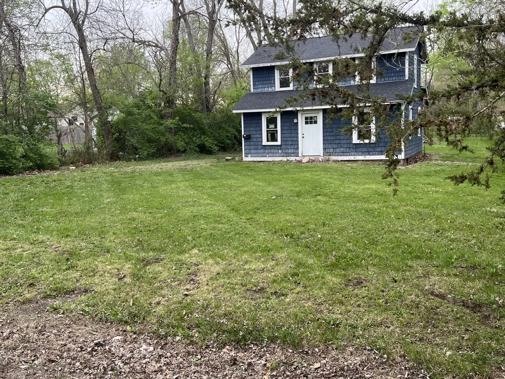 Custom residential landscaping in Decatur, IL by Dw lawn care