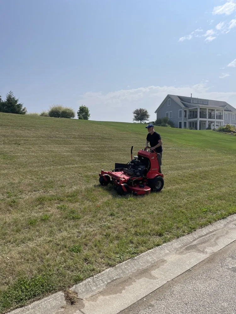 Expert lawn mowing service experts serving Pierceton, IN - Dynamic Lawn Service