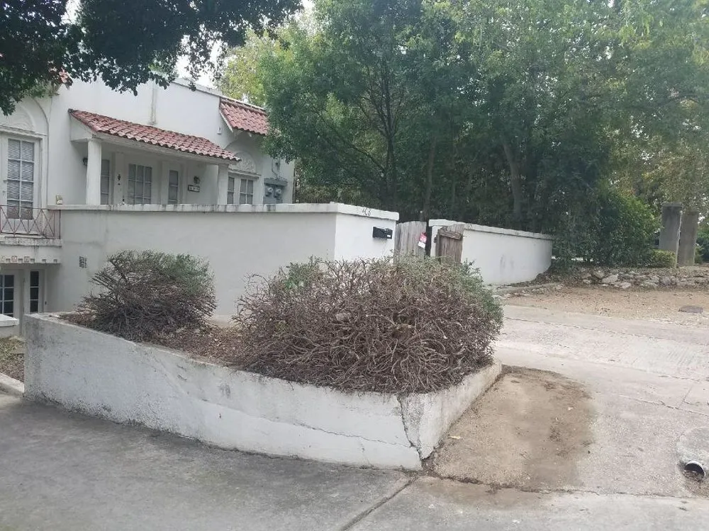 Expert yard maintenance in San Antonio, TX - E & B Tree service and Landscaping