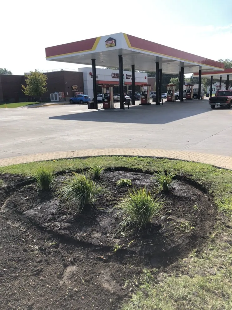Expert outdoor landscaping in Desmoines, IA by E & P Lawancare