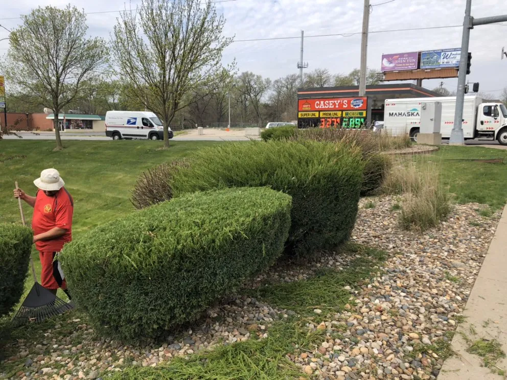 Top-rated residential landscaping with custom design in Desmoines, IA by E & P Lawancare