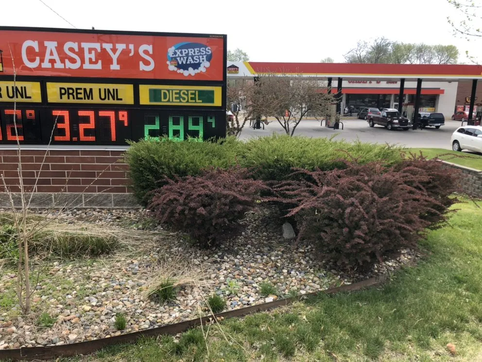 Custom outdoor landscaping in Desmoines, IA by E & P Lawancare