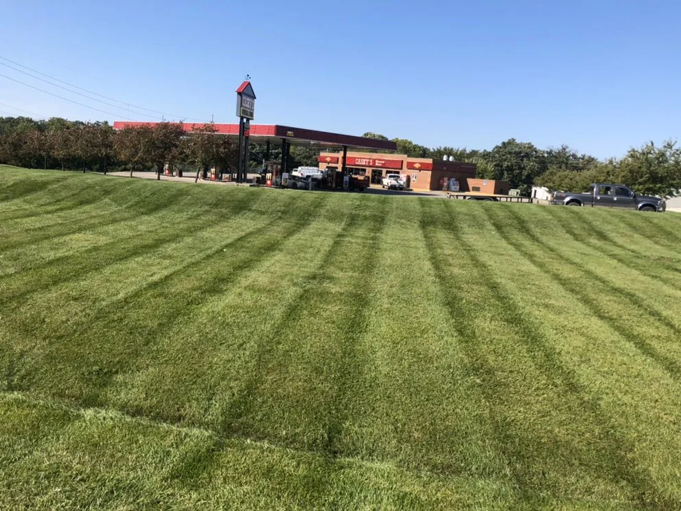 Reliable lawn care service experts serving Desmoines, IA - E & P Lawancare