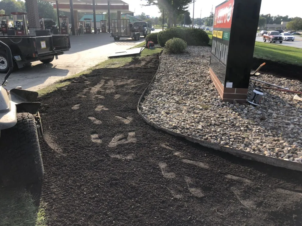 Expert garden landscaping in Desmoines, IA by E & P Lawancare