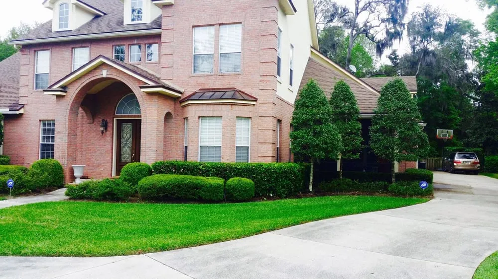 Expert lawn care service experts serving Jacksonville, FL - E-scapes Lawn Care