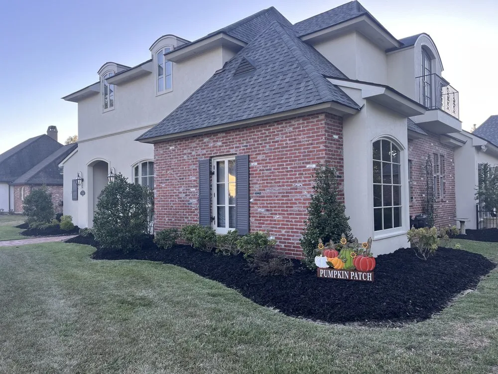 Custom outdoor landscaping for homes in Baton Rouge, LA by Eagle Eye Lawn Care