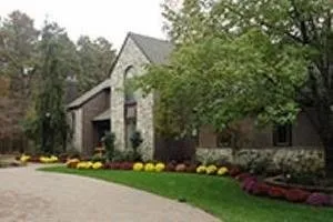 Custom lawn mowing service experts serving Monroeville, NJ - Eaise Design & Landscaping