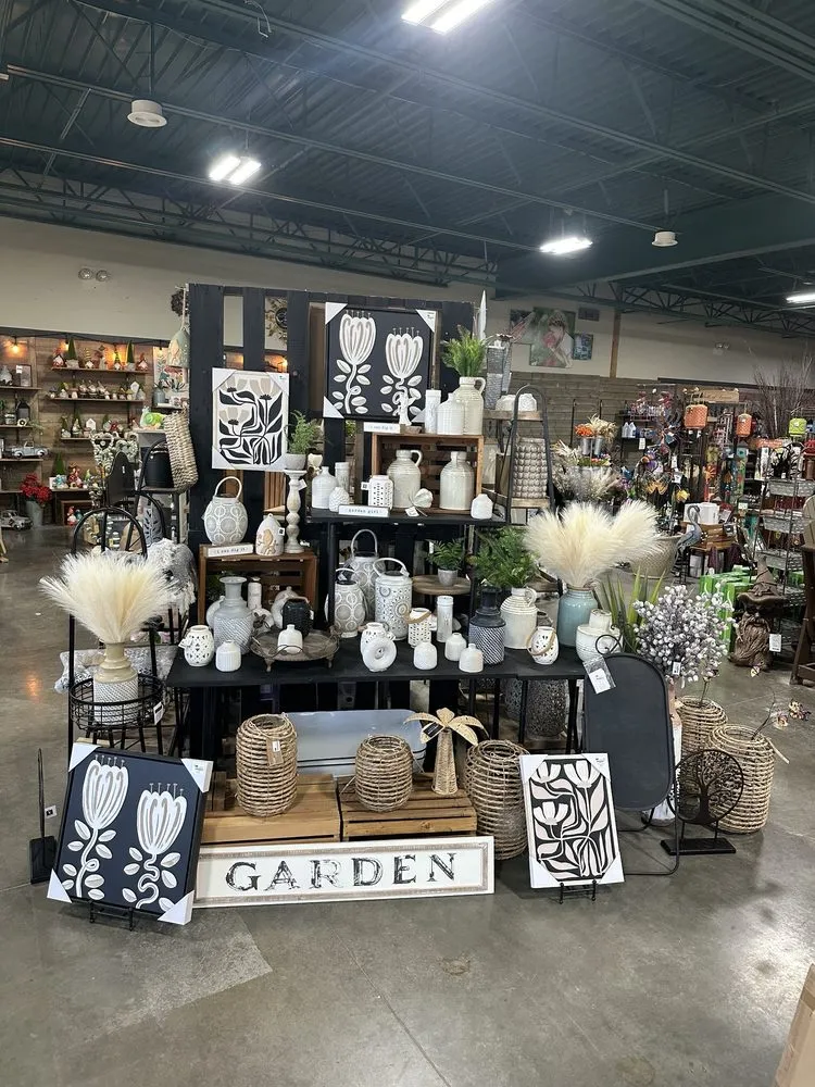 Professional landscaping services experts serving Shawnee, KS - Earl May Garden Center