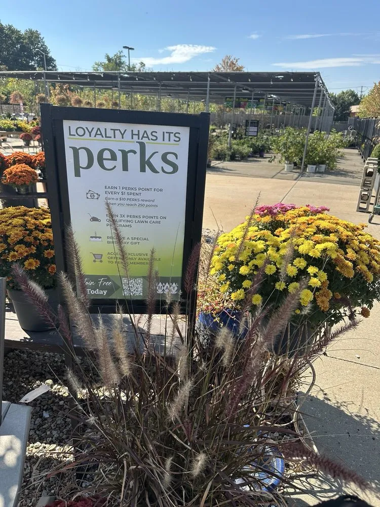 Top-rated lawn care service experts serving Shawnee, KS - Earl May Garden Center