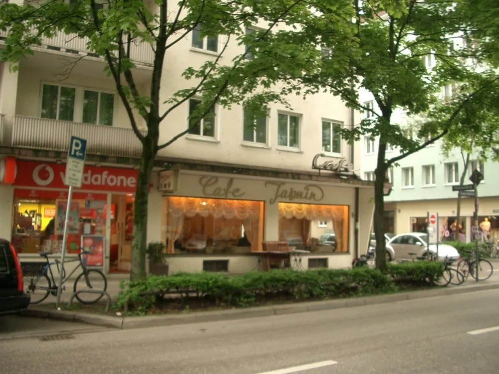 Reliable yard cleanup service with custom design across Shawnee, KS - Earl May Garden Center