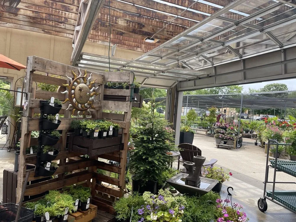 Top-rated landscape design in West Des Moines, IA - Earl May Garden Center